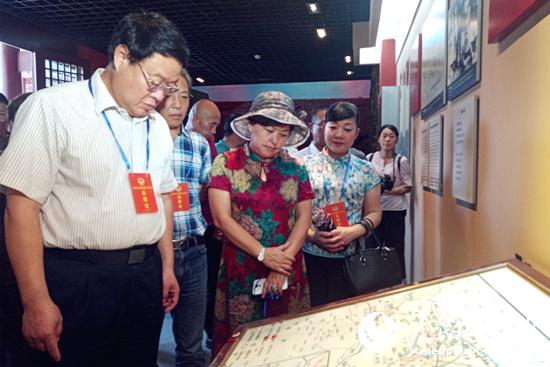 与会人员参观红四方面军总指挥部旧址纪念馆。（王军 摄）